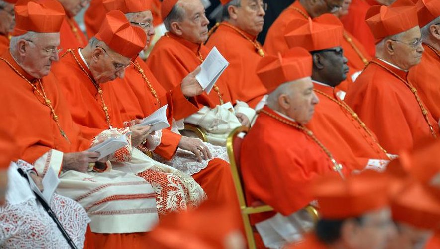 Les cardinaux attendant le consistoire désignant les nouveaux cardinaux à la basilique Saint-Pierre le 14 février 2015