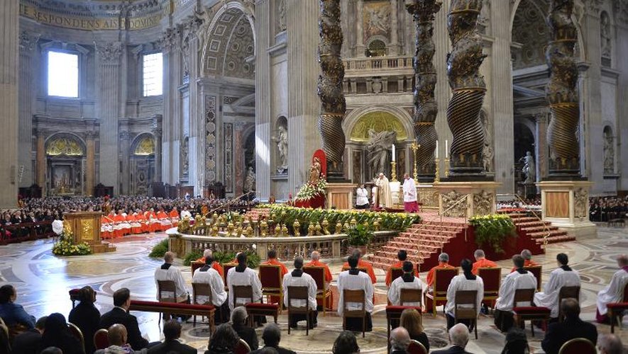 Le Pape Francois dirigeant le consistoire qui désigne les nouveaux cardinaux à la basilique Saint-Pierre le 14 février 2015