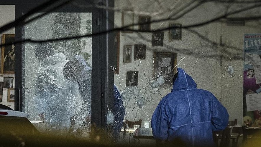 Des enquêteurs sont à la recherche d'indices dans le centre culturel à Copenhague après l'attaque qui a fait un mort, le 14 février 2015