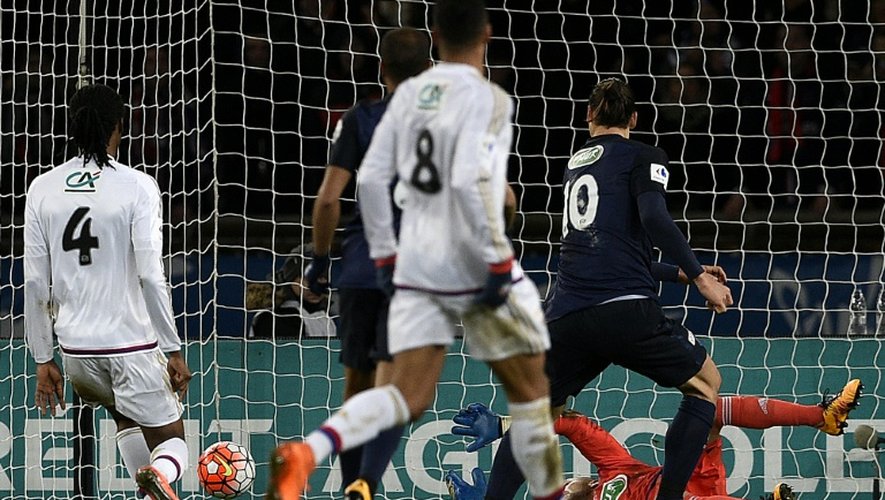 Zlatan Ibrahimovic marque pour le Paris SG en huitième de finale de la Coupe de France (R) contre Lyon, le 10 février 2016 au Parc des Princes