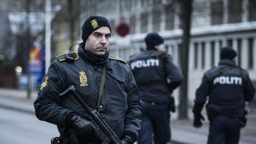 Des policiers en patrouille dans les rues de Copenhague après les deux fusillades le 15 février 2015