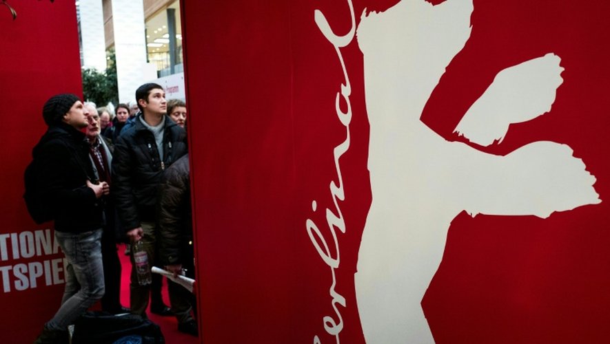 Spectateurs faisant la queue  pour acheter des tickets pour la Berlinale dans une rue commerçante de Berlin le 8 février 2016