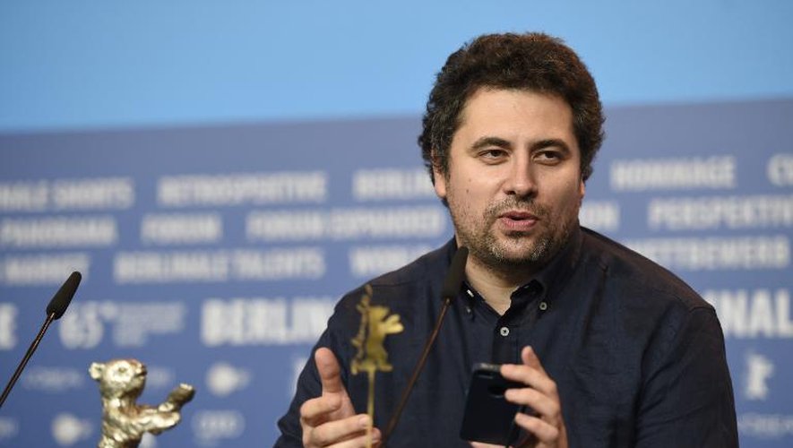 Le réalisateur roumain Radu Jude reçoit l'Ours d'argent pour son film "Aferim" à la Berlinale, le 14 février 2015