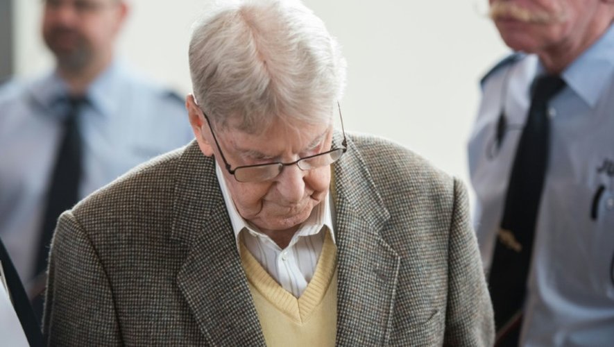 Ancien gardien d'Auschwitz, Reinhold Hanning arrive à son procès à Detmold, en Allemagne, le 11 février 2016