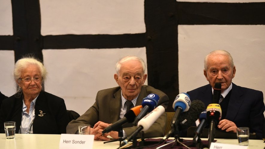 D'anciens prisonniers survivants d'Auschwitz, Erna de Vries, Justin Sonder et Leon Schwarzbaum lors d'une conférence le 10 février 2016 à Detmold en Allemagne à la veille du procès de Reinhold Hanning, ancien gardien du camp