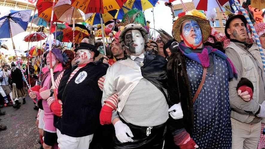 Des milliers de personnes déguisées participent au carnaval de Dunkerque le 15 février 2015