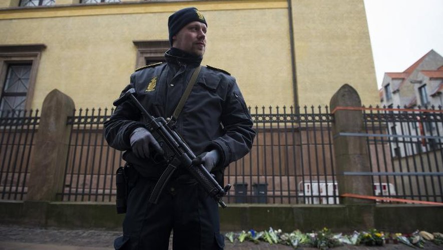 Un policier devant la synagogue Krystalgade à Copenhague, le 15 février 2015