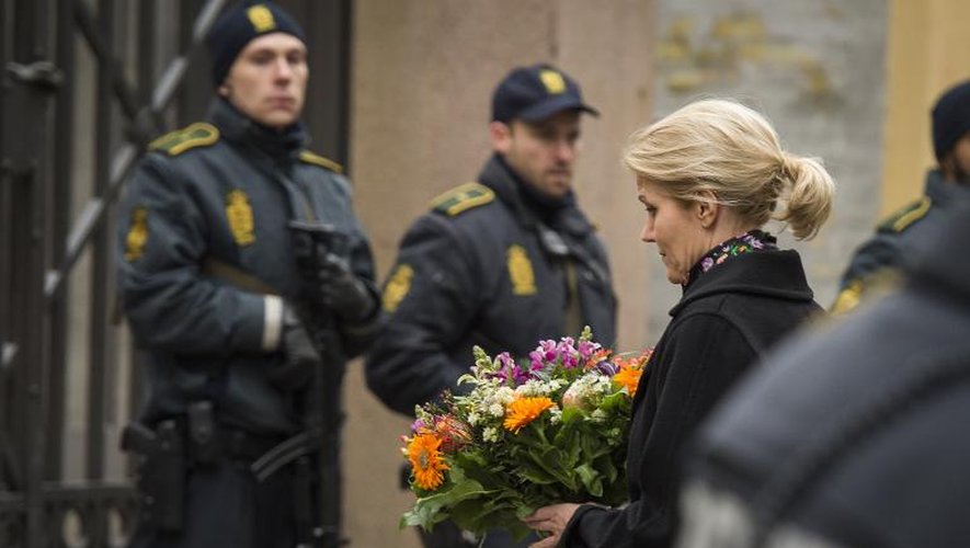 La Premier ministre danoise Helle Thorning-Schmidt dépose des fleurs devant la synagogue de Copenhague où un homme est décédé pendant l'attaque, le 15 février 2015