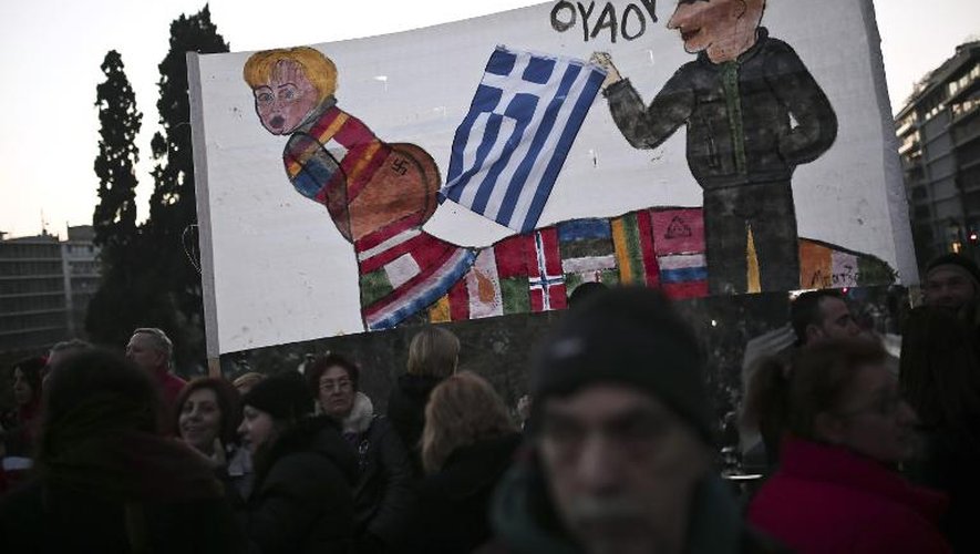 Des manifestant brandissent une affiche anti-austérité devant le Parlement grec à Athènes le 15 février 2015