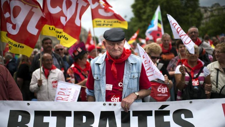 Des retraités manifestent contre la baisse des retraites à Paris le 3 juin 2014