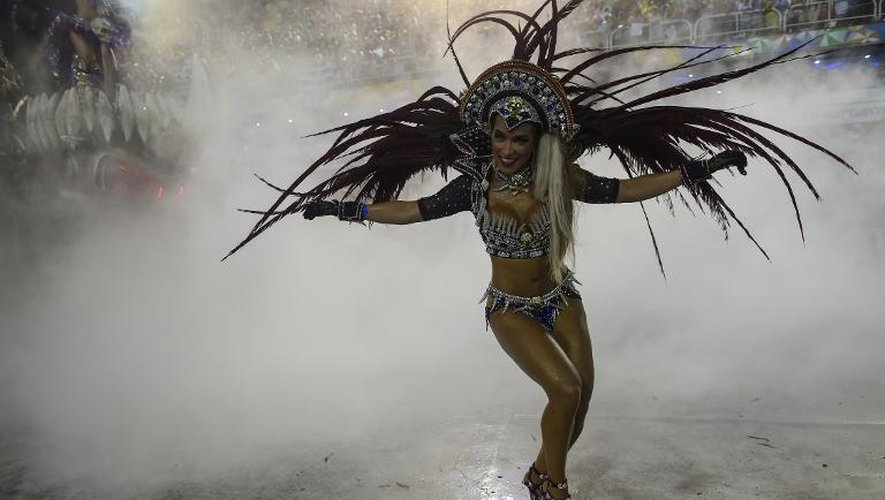 Une danseuse de la "scola do samba" Vila Isabel lors des défilés d'ouverture du Carnaval de Rio de Janeiro, le 16 février 2015