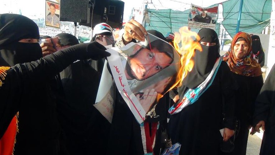Des manifestants yeménites brûlent un portrait du leader de la milice chiite des Houthis, à Aden, le 15 février 2015