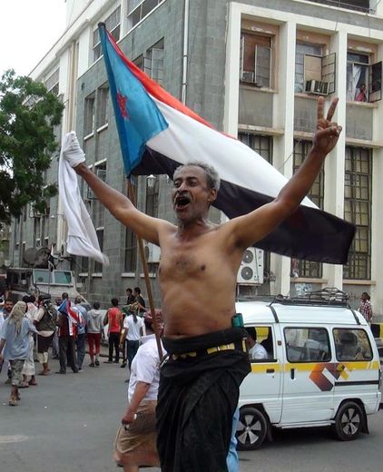 Un manifestant s'insurge dans les rues d'Aden, le 15 février 2015 contre le coup de force de la milice chiite des Houthis