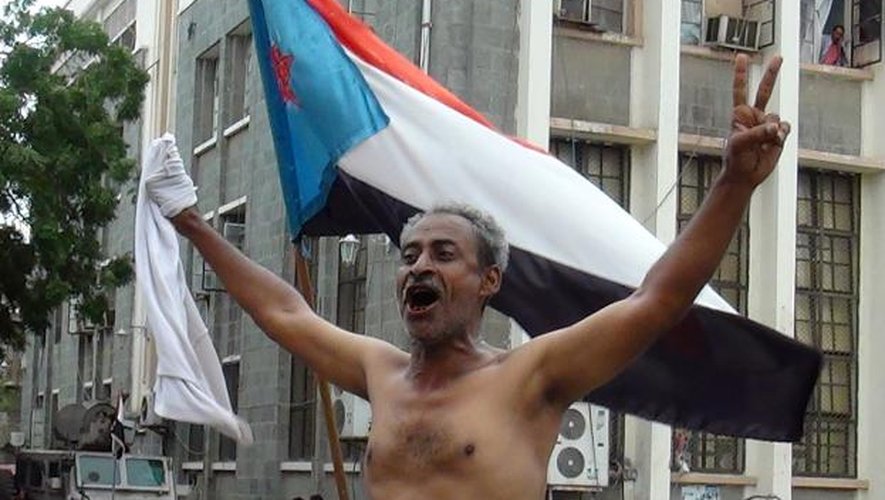 Un manifestant s'insurge dans les rues d'Aden, le 15 février 2015 contre le coup de force de la milice chiite des Houthis