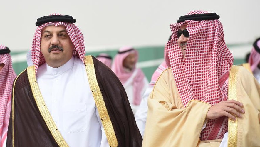 Le vice-ministre saoudien des Affaires étrangères Abdoulaziz bin Abdullah bin Abdulaziz Al-Saoud (d) et le ministre des AE du Qatar Khalid bin Mohamed al-Attiyah, à leur arrivée à Ryad le 14 février 2015 pour discuter du sort du Yemen