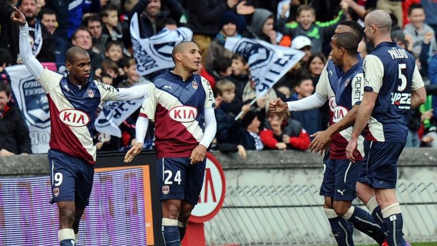 La joie de l'attaquant de Bordeaux Diego Rolan (g) et ses coéquipiers après son but contre Saint-Etienne, le 15 février 2015 au stade Chaban-Delmas