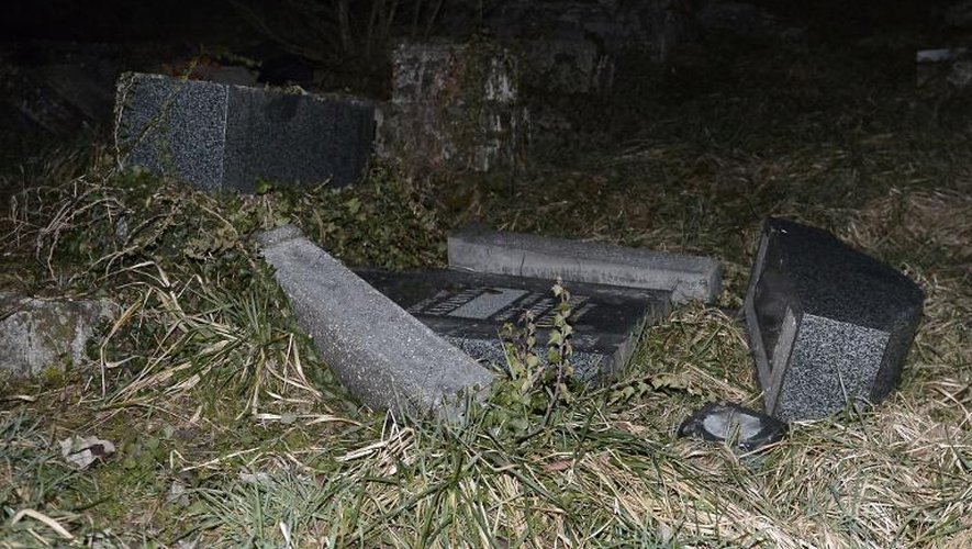 Des tombes profanées au cimetière juif de Sarre-Union, dans le Bas-Rhin, le 15 février 2015