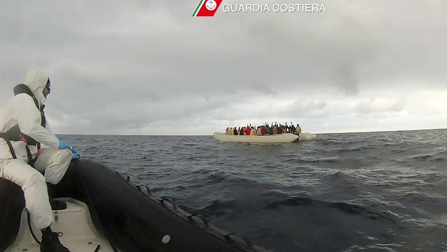 Capture d'écran fournie par les garde-côtes italiens montrant une vaste opération de sauvetage de 1.000 à 2.000 migrants partis des côtes libyennes au large de la Sicile le 14 février 2015