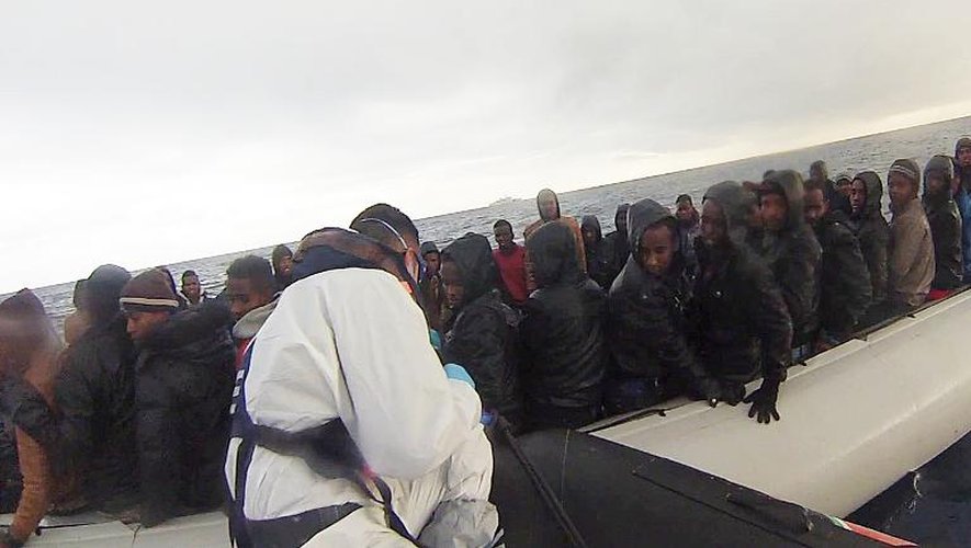 Capture d'écran fournie par les garde-côtes italiens montrant une vaste opération de sauvetage de 1.000 à 2.000 migrants partis des côtes libyennes au large de la Sicile le 14 février 2015