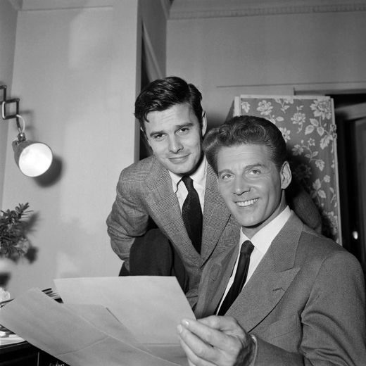 L'acteur français Louis Jourdan (g) et Jean-Pierre Aumont en octobre 1954 à Hollywood
