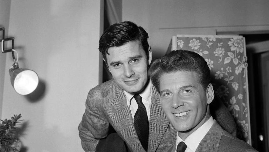 L'acteur français Louis Jourdan (g) et Jean-Pierre Aumont en octobre 1954 à Hollywood