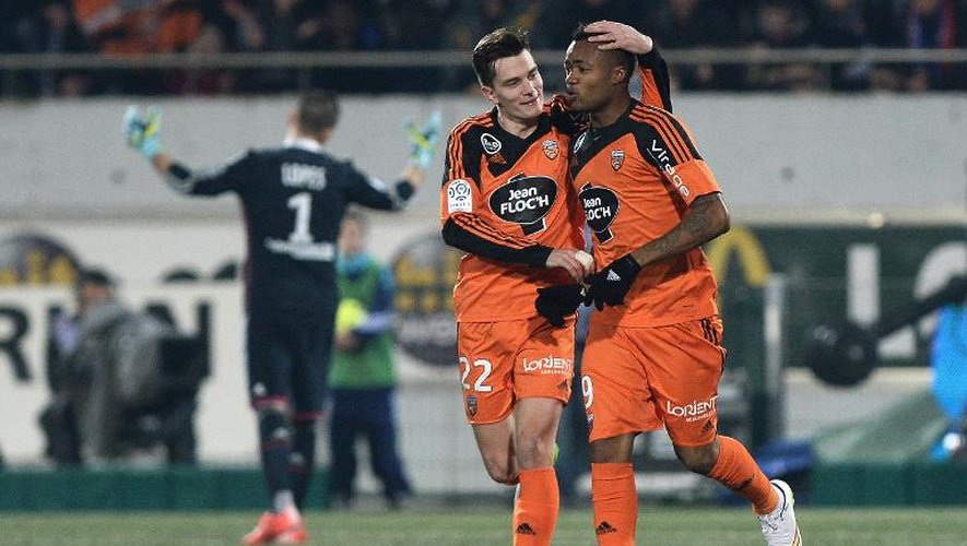 L'attaquant de Lorient Jordan Ayew (d) félicité par son coéquipier Benjamin Jeannot après son but contre Lyon, le 15 février 2015 au Moustoir