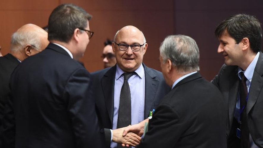 Le ministre français des Finances Michel Sapin (c) à Bruxelles, le 16 février 2015