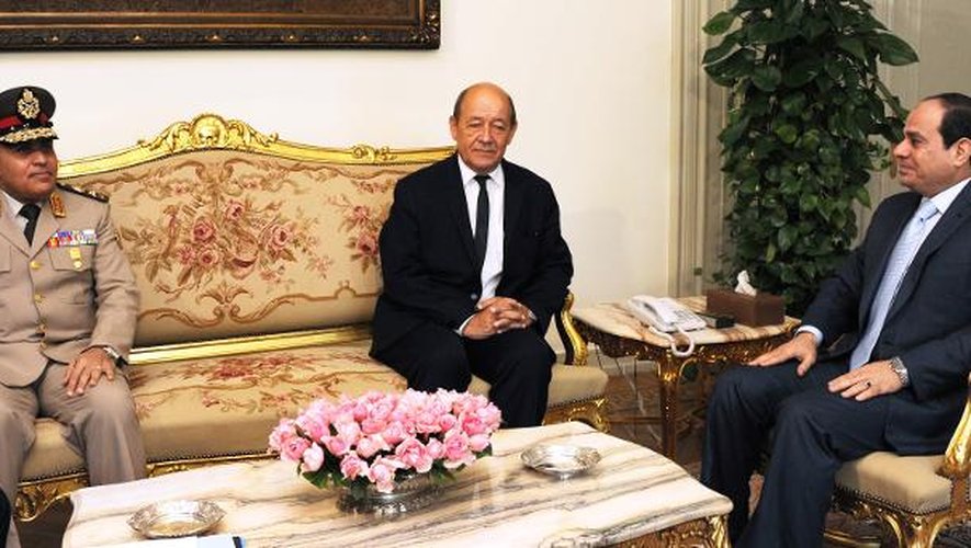 Le ministre français de la Défense Jean-Yves le Drian entre son homologue égyptien Sedki Sobhi et le président égyptien Abdel Fattah al-Sisi le 16 septembre 2015 au Caire