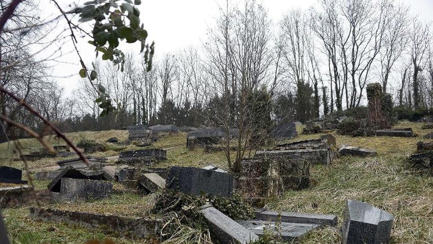 Les tombes profanées du cimetière juif de Sarre-Union, dans le nord-est de la France, le 16 février 2015