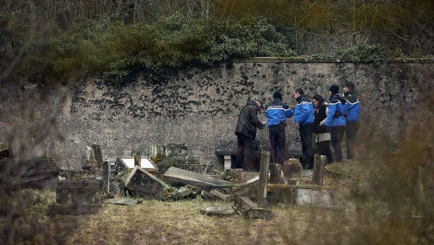 Des gendarmes enquêtent le 16 février 2015 sur la profanation de plusieurs centaines de tombes dans le cimetière juif de Sarre-Union, dans le Bas-Rhin