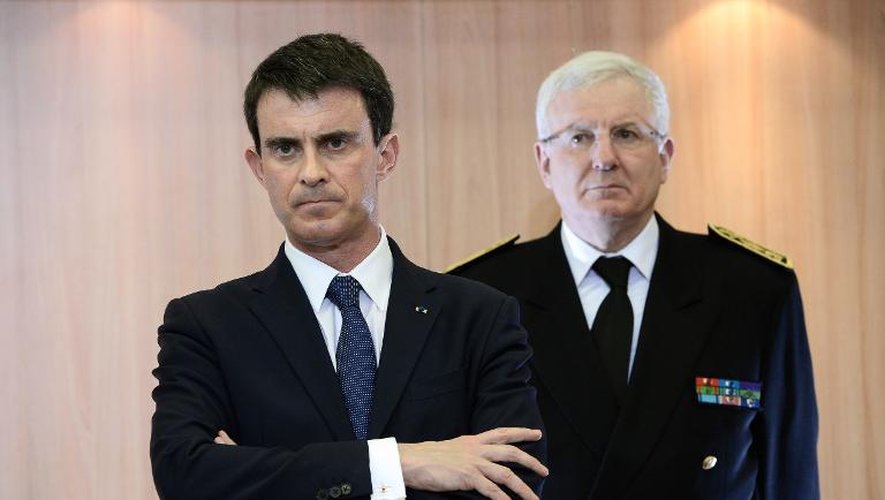 Manuel Valls (g) et le préfet de Paris Jean Daubigny le 16 février 2015 à Paris