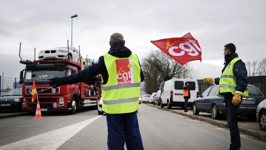 Des routiers bloquent l'accès à une base logistique à Saint-Aignan-de-Grandlieu (Loire-Atlantique) le 26 juin 2015
