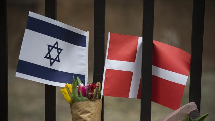 Un drapeau israélien et danois devant la synagogue de Copenhague, le 15 février 2015