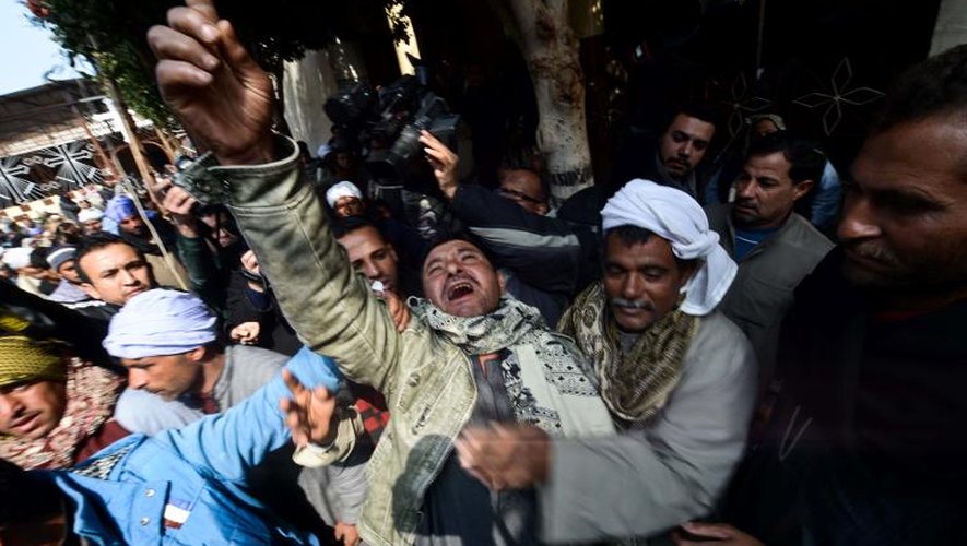 Un proche d'un des Egyptiens coptes décapité par le groupe EI crie sa douleur à l'annonce de la nouvelle, le 16 février 2015 au village de Al-Awar (sud de l'Egypte)
