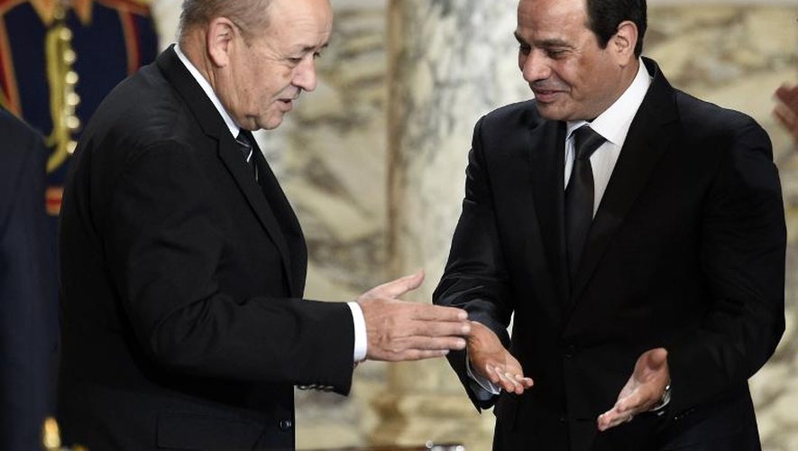 Le ministre de la Défense Jean-Yves Le Drian (g) et chef de l'Etat égyptien Abdel Fattah al-Sissi au Caire, le 16 février 2015