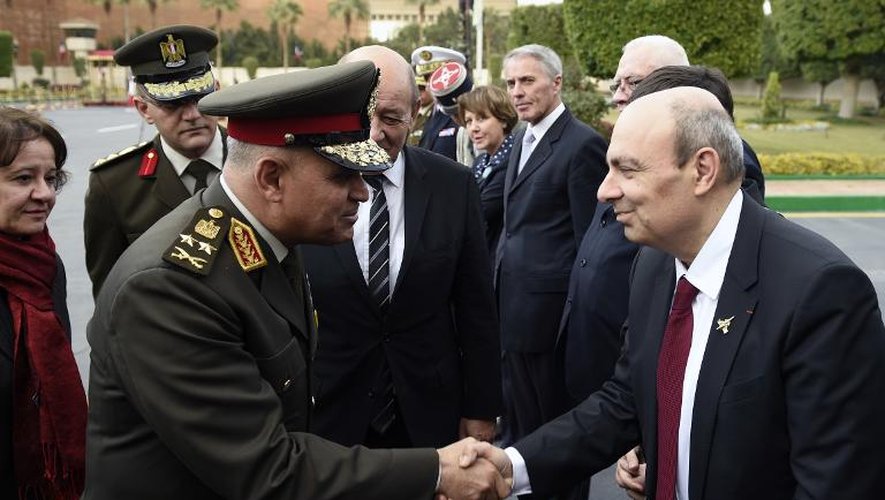 Le général égyptien Sedki Sobhi (g) et le PDG de Dassault Aviation, Eric Trappier (d) au Caire, le 16 février 2015
