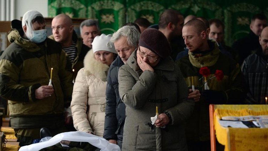 Des proches de séparatistes pleurent leurs morts lors de funérailles à Donetsk le 16 février 2015
