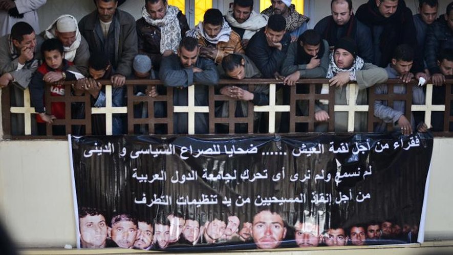 Des Egyptiens coptes organisent une cérémonie le 16 février 2015 au village de al-Awar (sud du pays) pour leurs proches décapités par le groupe EI en Libye