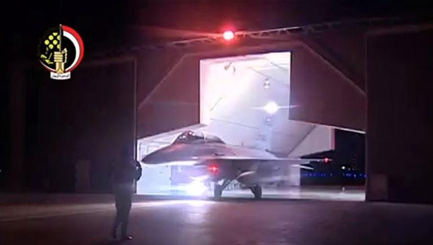 Capture d'écran Al-Masriya d'avions de combat F-16 au décollage le 16 février 2015 dans un lieu indeterminé
