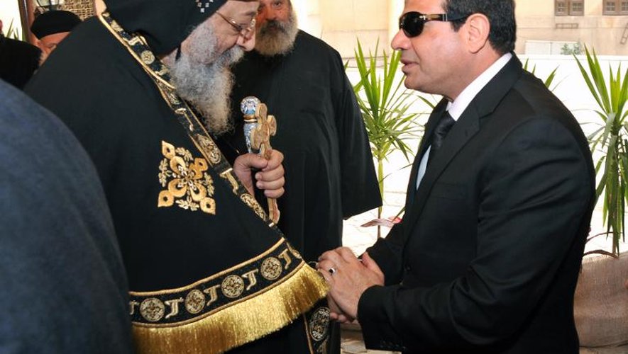 Photo fournie par la présidence égyptienne du président Abdel Fattah al-Sissi présentant ses condoléances au patriarche copte Tawadros II à la cathédrale du Caire le 16 février 2015
