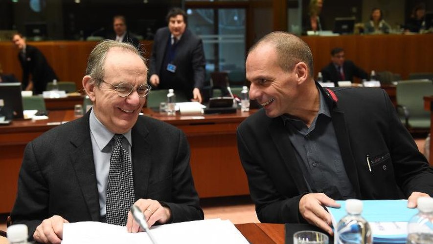 Les ministres des Finances italien Pier Carlo Padoan et grec Yanis Vafourakis le 17 avril 2015 à Bruxelles