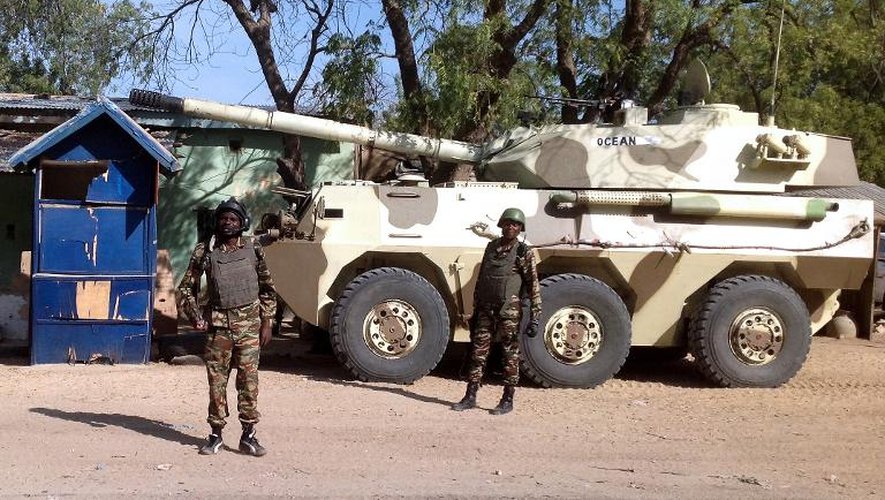 Des soldats camerounais en patrouille, le 3 février 2015 à Fokotol, à la frontière avec le Nigeria