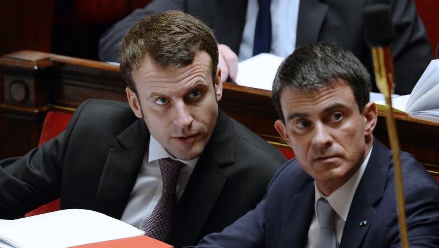 Le ministre de l'Economie Emmanuel Macron et le Premier ministre Manuel Valls à l'Assemblée nationale le 14 février 2015 à Paris