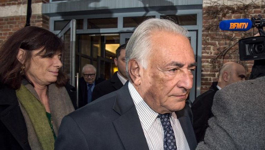Dominique Strauss-Kahn quitte son hôtel lillois le 17 février 2015 accompagné de son avocate Frédérique Beaulieu, le 17 février 2015