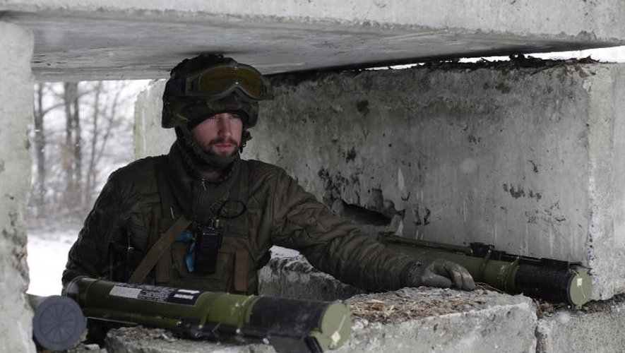 Un soldat ukrainien le 16 février 2015 à un point de contrôle dans la ville de Svitlodarsk dans la région de Donetsk