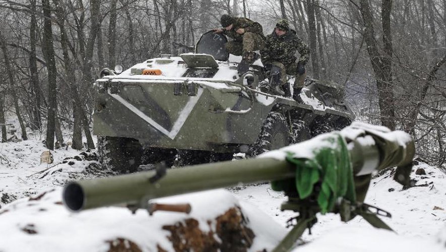 Des soldats ukrainiens le 16 février 2015 à un point de contrôle dans la ville de Svitlodarsk dans la région de Donetsk