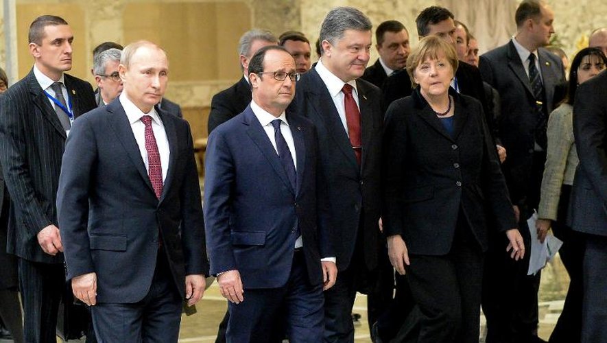 Au 1er plan, de g. à d.: les présidents russe Vladimir Poutine, français François Hollande, ukrainien Petro Porochenko et la chancelière allemande Angela Merkel, le 11 février 2015 à Minsk