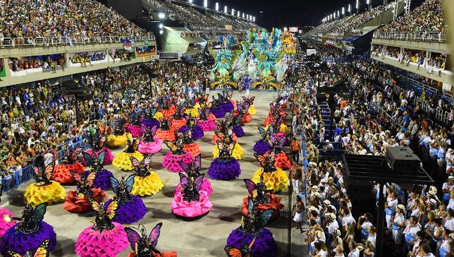 Parade de l'école de samba Beija Flor la dernière nuit des défilés du Carnaval le 17 février 2015 dans le Sambodrome de Rio de Janeiro