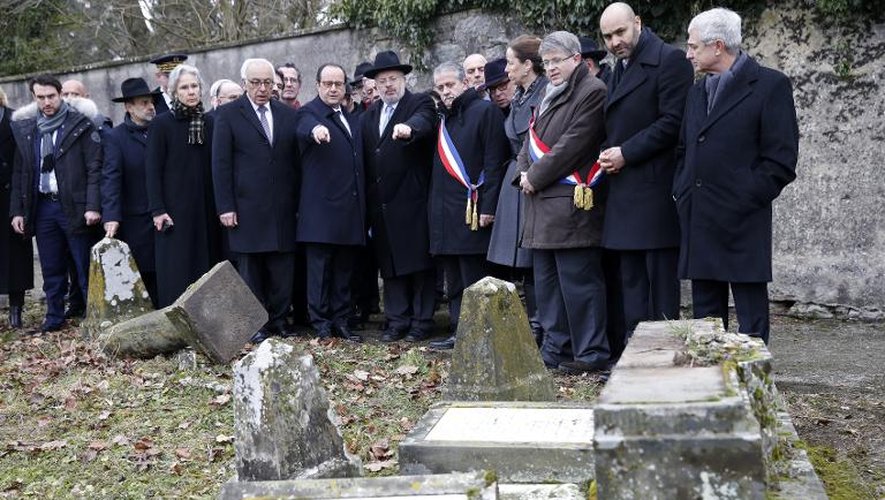 Le président François Hollande fait le tour le 17 février 2015 du cimetière de Sarre-Union, dans le Bas-Rhin où 250 tombes ont été profanées