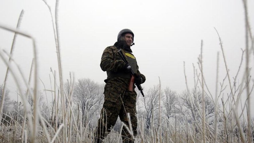 Un soldat ukrainien en position le 14 février 2015 près de la ville de Debaltseve, dans la région de Donetsk, en Ukraine